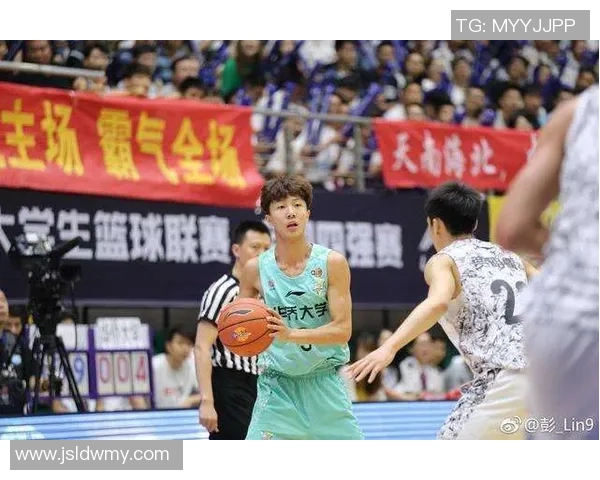 深圳篮球队在选拔赛中以65分稳居积分榜首位，展现强劲实力